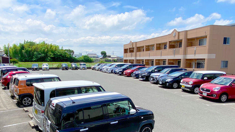 遠賀中央看護助産学校の駐車場