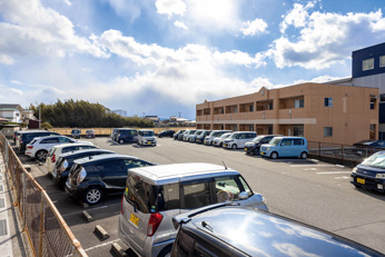 遠賀中央看護助産学校の駐車場